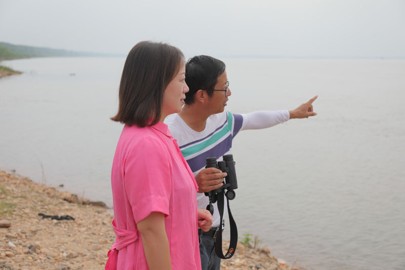 志愿者徐建利（右），向王瓊講解江豚拍攝點位和觀看角度。h49a1727.jpg